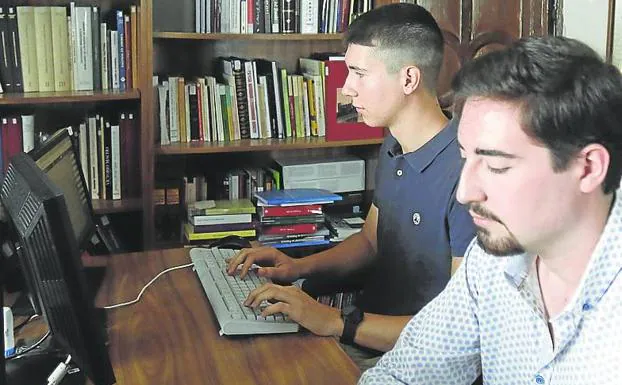 Gonzalo Pascual y Miguel Ros trabajan en la digitalización del Archivo Diocesano. 