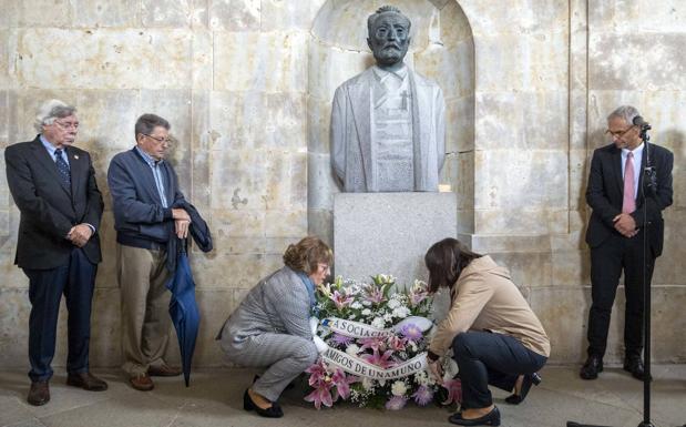 La Universidad de Salamanca celebra el 'Día de Unamuno' mediante una ofrenda floral ante el busto de Victorio Macho en el Palacio de Anaya. /ICAL