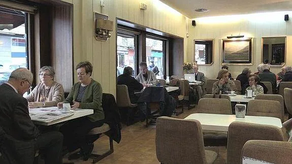 Un grupo de clientes en el Bar Cantábrico, este jueves./